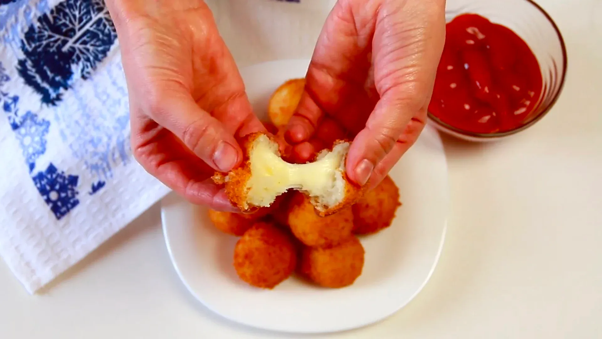 Картофельные шарики имеют аппетитную начинку из расплавленной моцареллы.