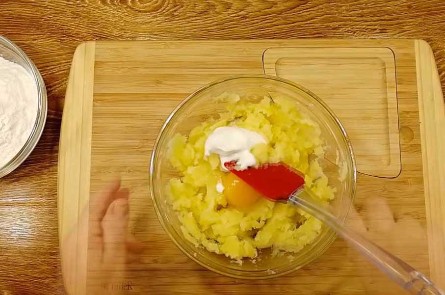 Картофельное пюре соедините со сметаной и яйцом.