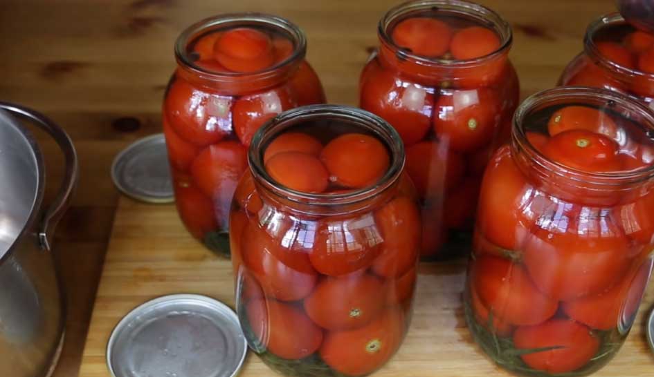 Залейте томаты маринадом