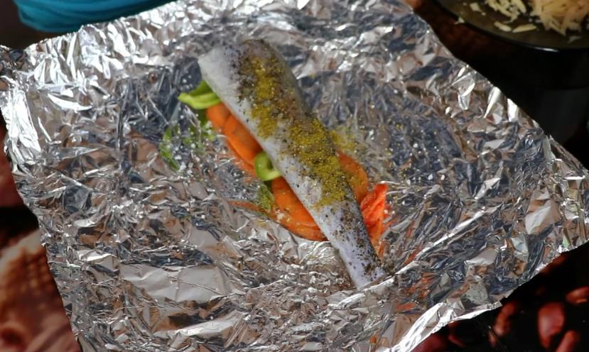 Самый вкусный минтай в духовке в фольге с луком и морковью
