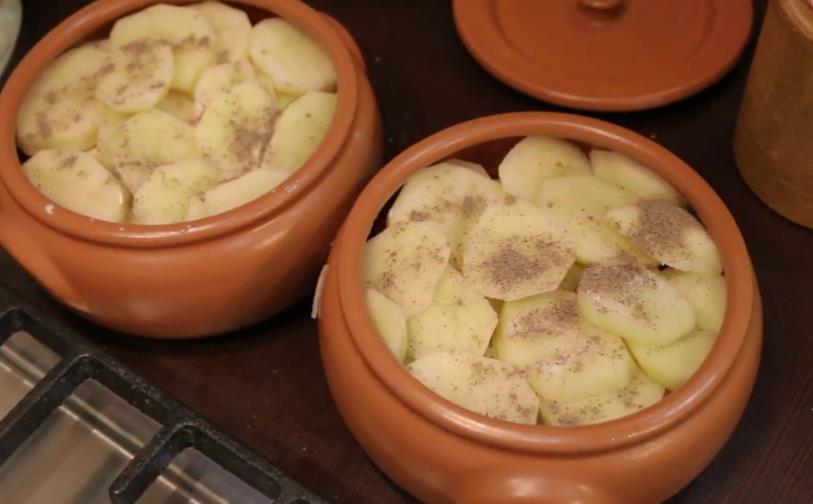 Минтай, запеченный в духовке с картошкой и майонезом под сыром