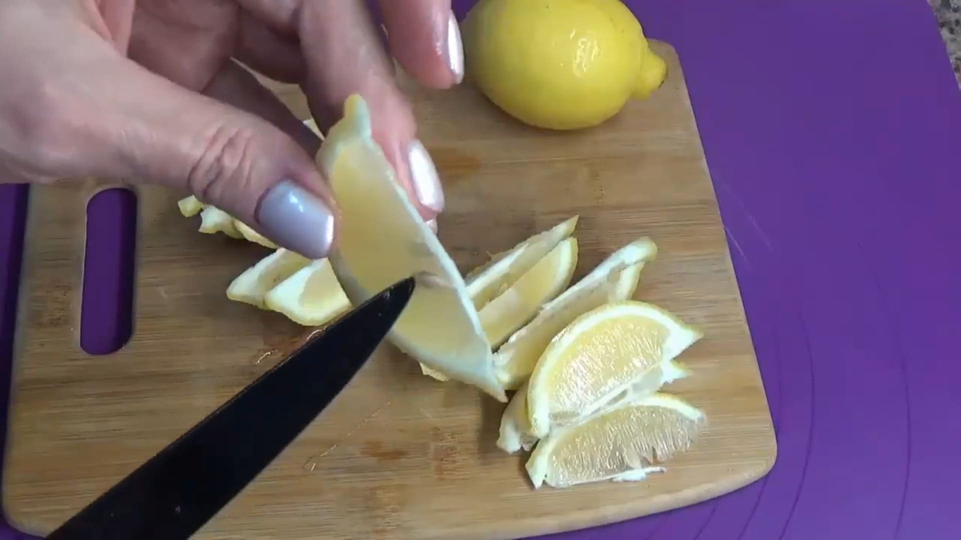 Нарезаем лимоны и убираем косточки