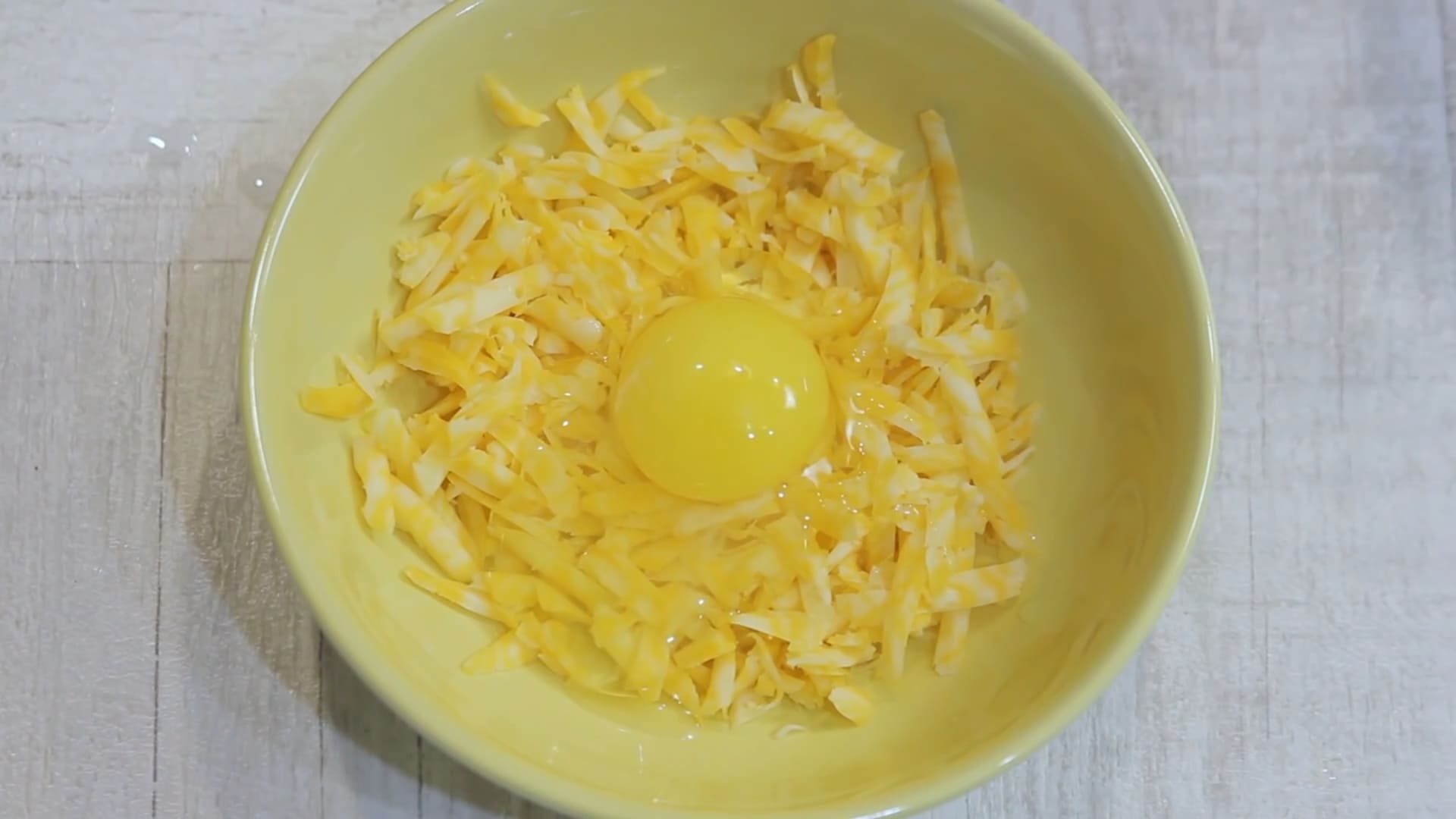 К остальному сыру добавляем только яйцо.