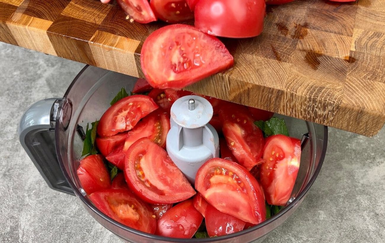 Выложите в блендер помидоры