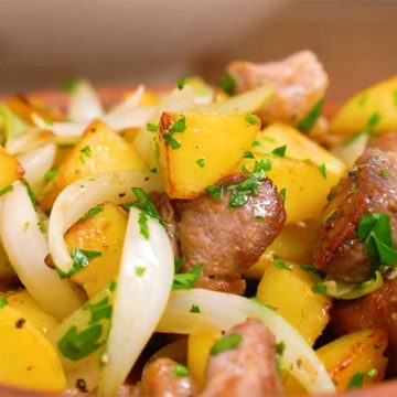 Жареная свинина с картошкой на сковороде