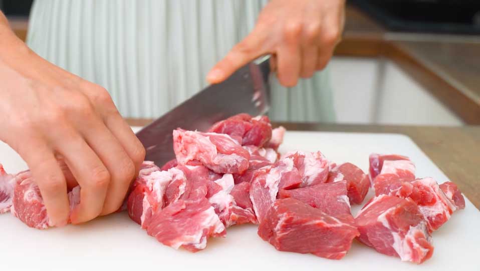 Нарежьте мясо на порционные кусочки