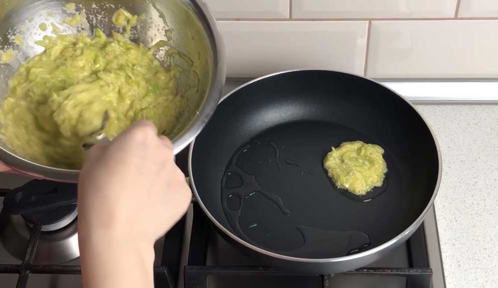 Выкладывайте оладьи ложкой на сковороду