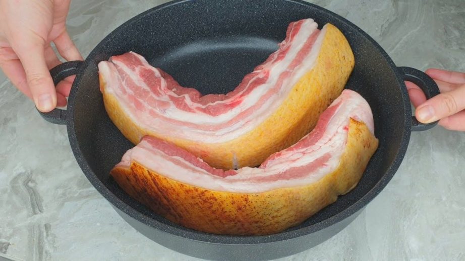 Свиная грудинка большими кусками на сковороде