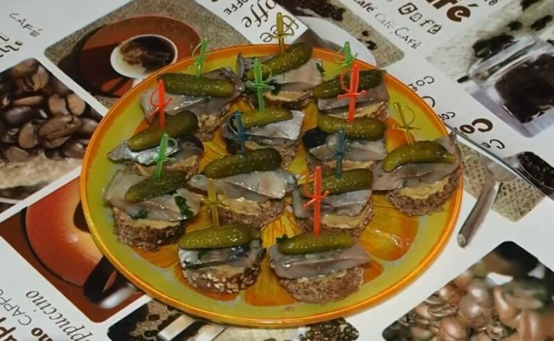 Закусочные бутерброды с селедкой и маринованным (соленым) огурцом