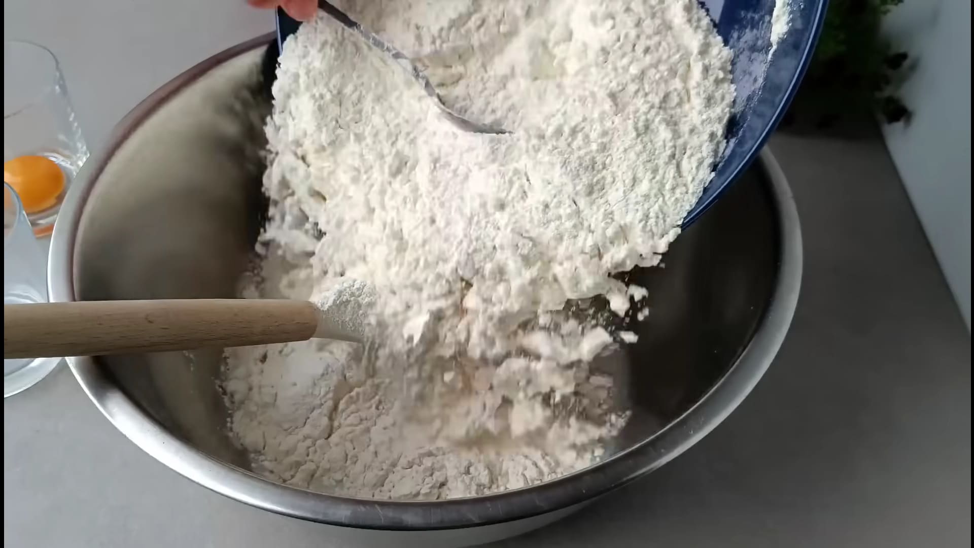 Начните замешивать тесто для багета