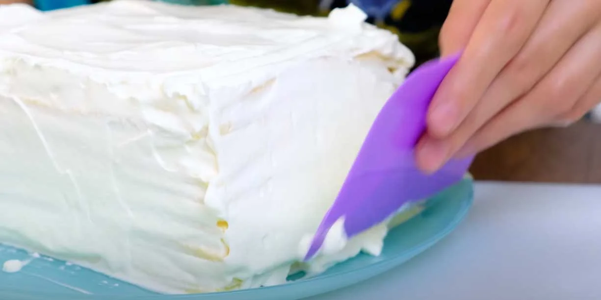 Смажьте торт со всех сторон кремом
