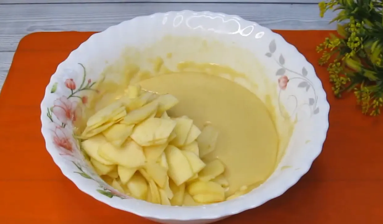 Рецепт сливочного яблочного пирога за считанные минуты