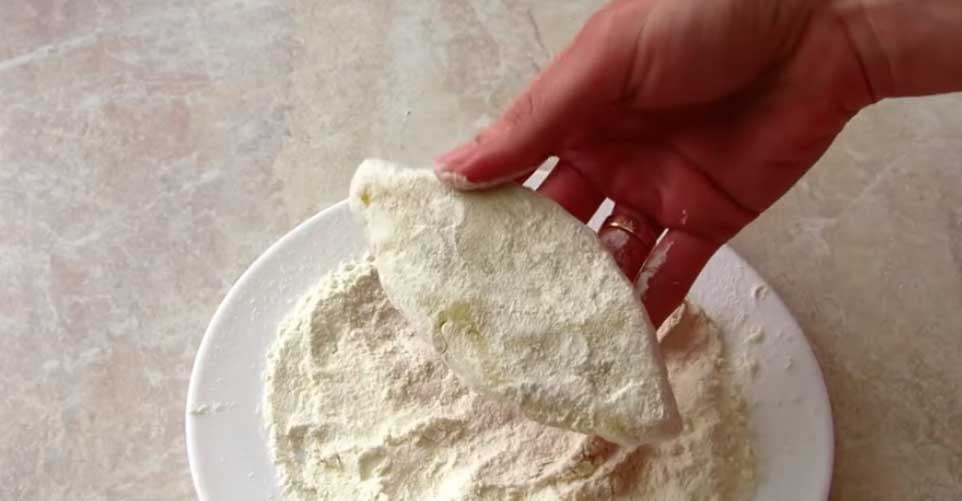 Обваляйте картофельный пирожок в муке