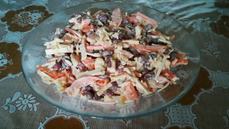Рецепт салата с фасолью, помидорами и крабовыми палочками