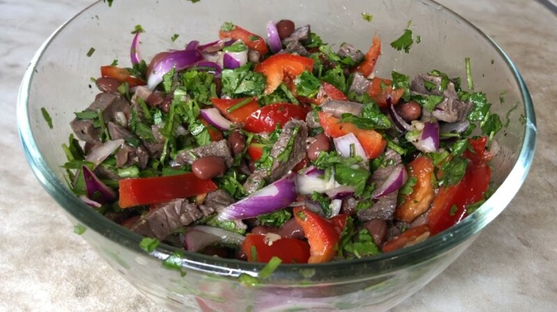 Классический рецепт салата Тбилиси с красной фасолью и говядиной