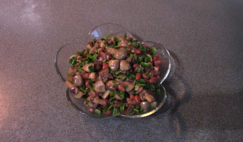 Постный салат с фасолью и грибами шампиньонами