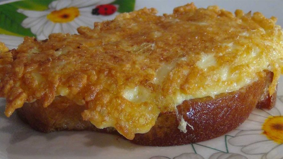 Гренки с сыром и яйцом на завтрак на сковороде