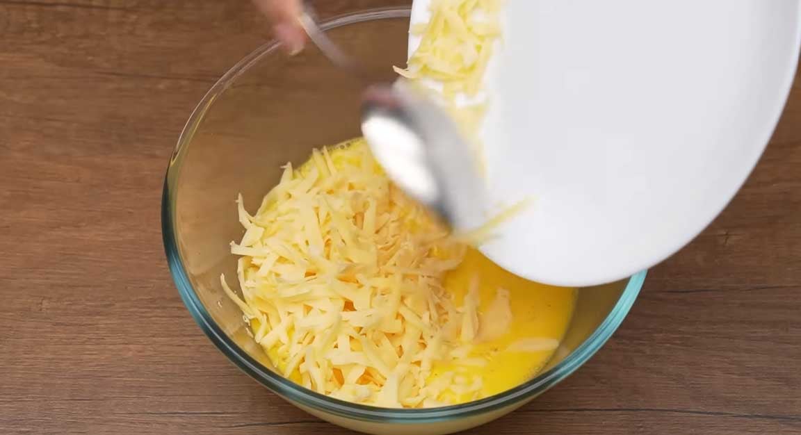 Смешайте сыр с яично-молочной смесью