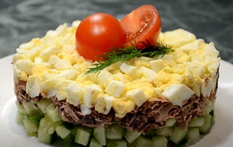 Салат из тунца с огурцом и яйцом