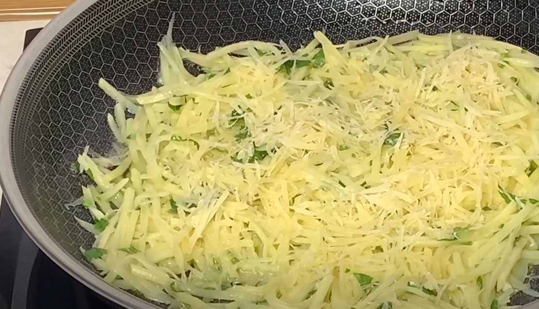 Выложите картофельную массу на сковороду