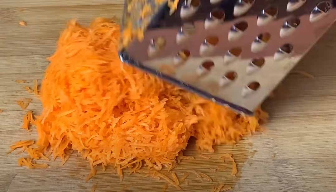 Морковь натрите на мелкой терке