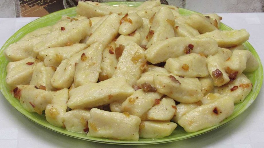 Картофельные ленивые вареники со шкварками