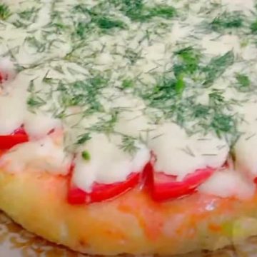 Капустная пицца с кетчупом, помидорами и сыром