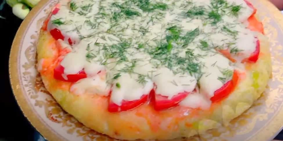 Капустная пицца с кетчупом, помидорами и сыром