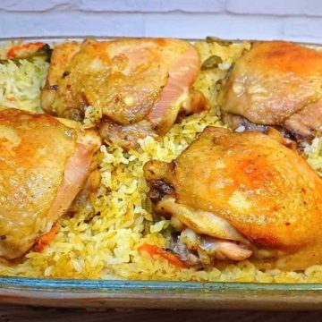 Рис с овощами и куриными бедрышками в духовке на ужин