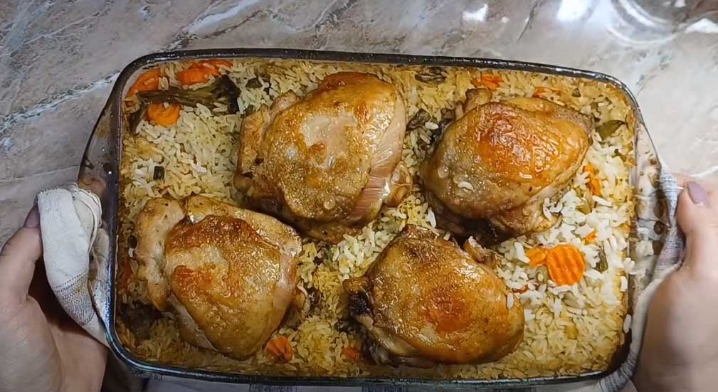 Рис с овощами и куриными бедрышками в духовке на ужин
