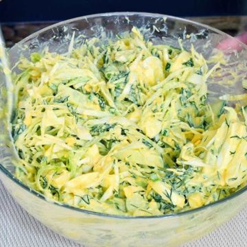 Салат из капусты с желточной заправкой