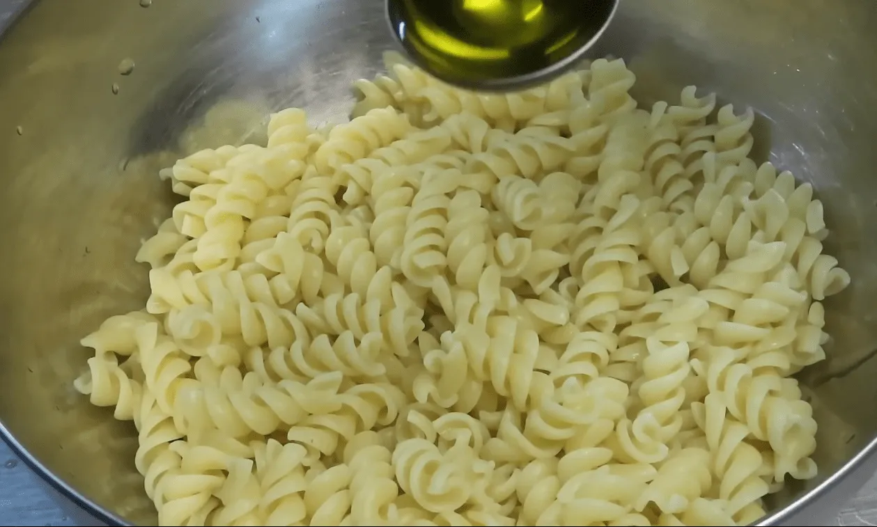 Рецепт пикантного и вкуснейшего салата с макаронами по-итальянски