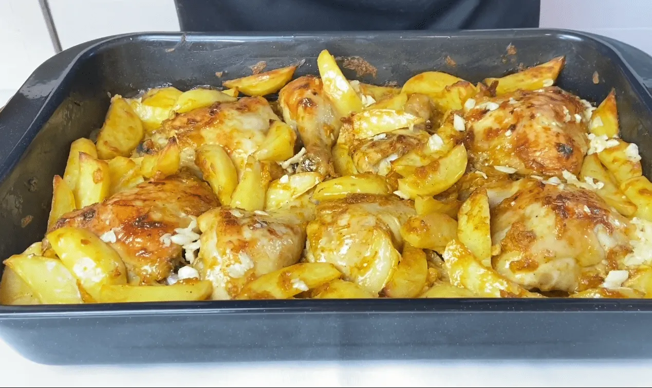 Рецепт сочной запеченной курицы в духовке с картофелем