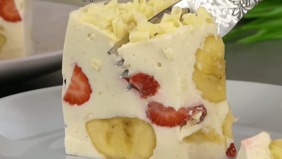 Бананово-клубничный десерт без выпечки и сахара