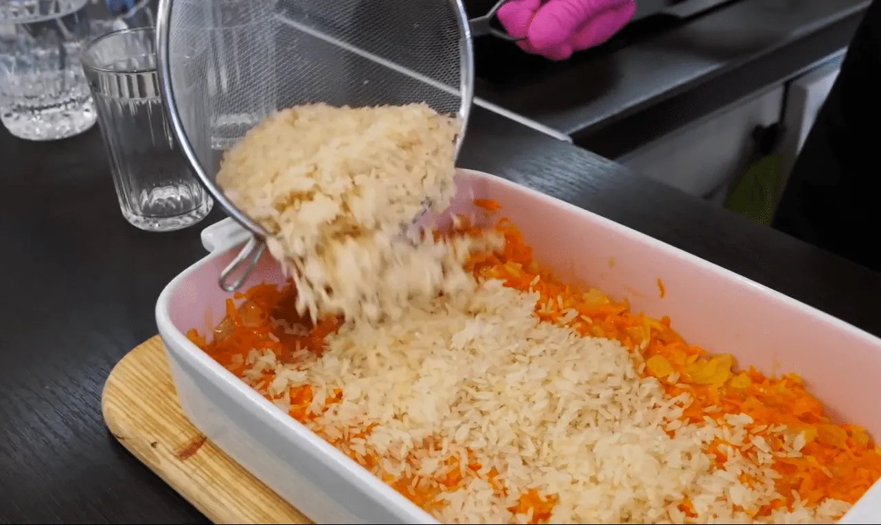 Рис курица лук морковь. Рис с курицей в духовке в стеклянной посуде. Курица с рисом луком и морковью в рукаве. Курица в рукаве для запекания на рисе. Плов в фольге.