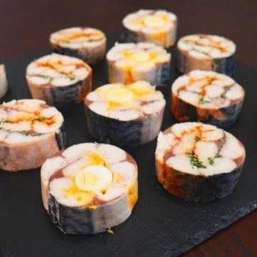 Рулет из скумбрии с морковью, луком и яйцом