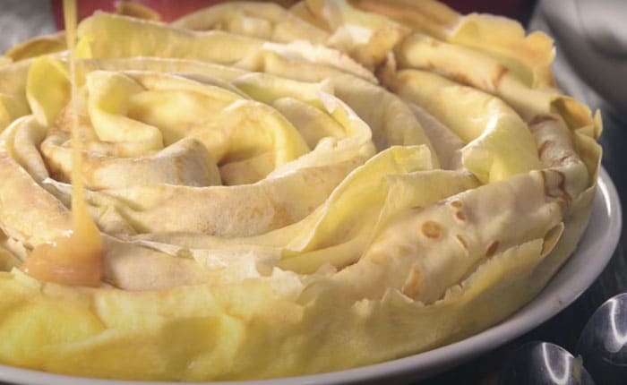 Рецепт сладкого блинного пирога с яблоками и карамелью