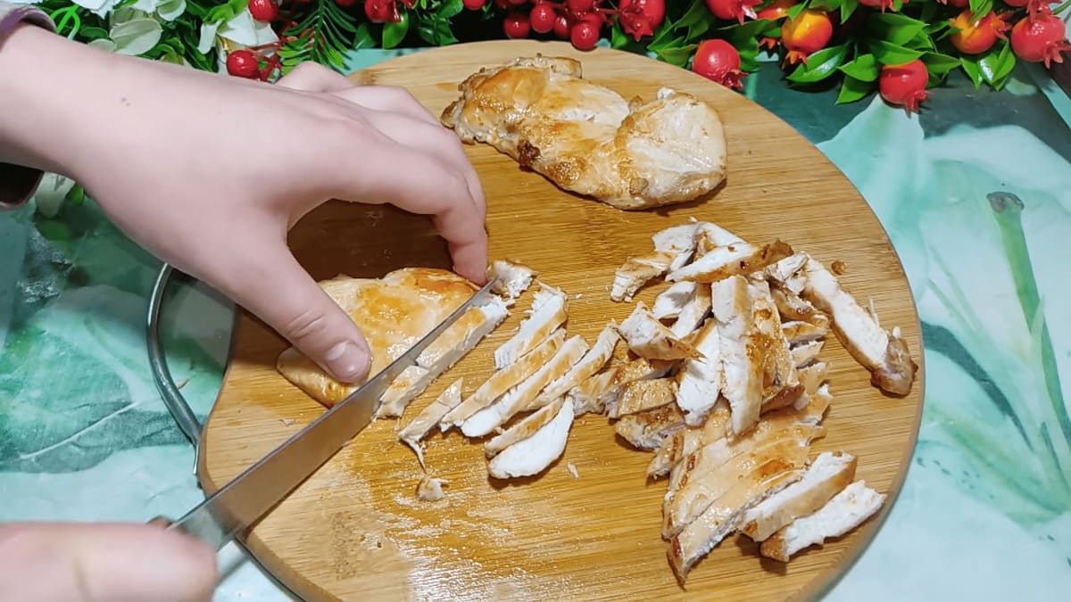 Рецепт вкусного салата с курицей на праздничный стол: свежий и сытный