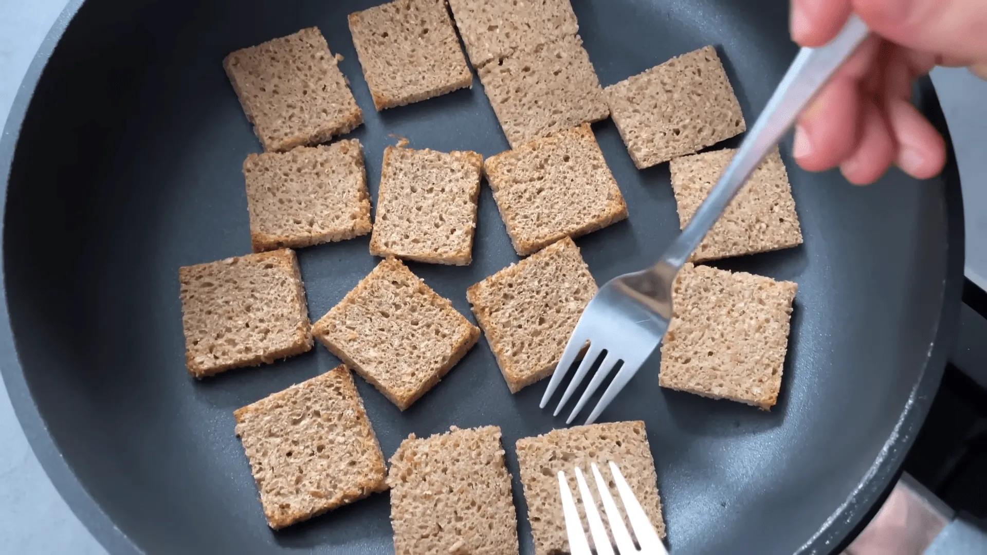 Рецепт праздничных мини-бутербродов с селедкой на черном хлебе