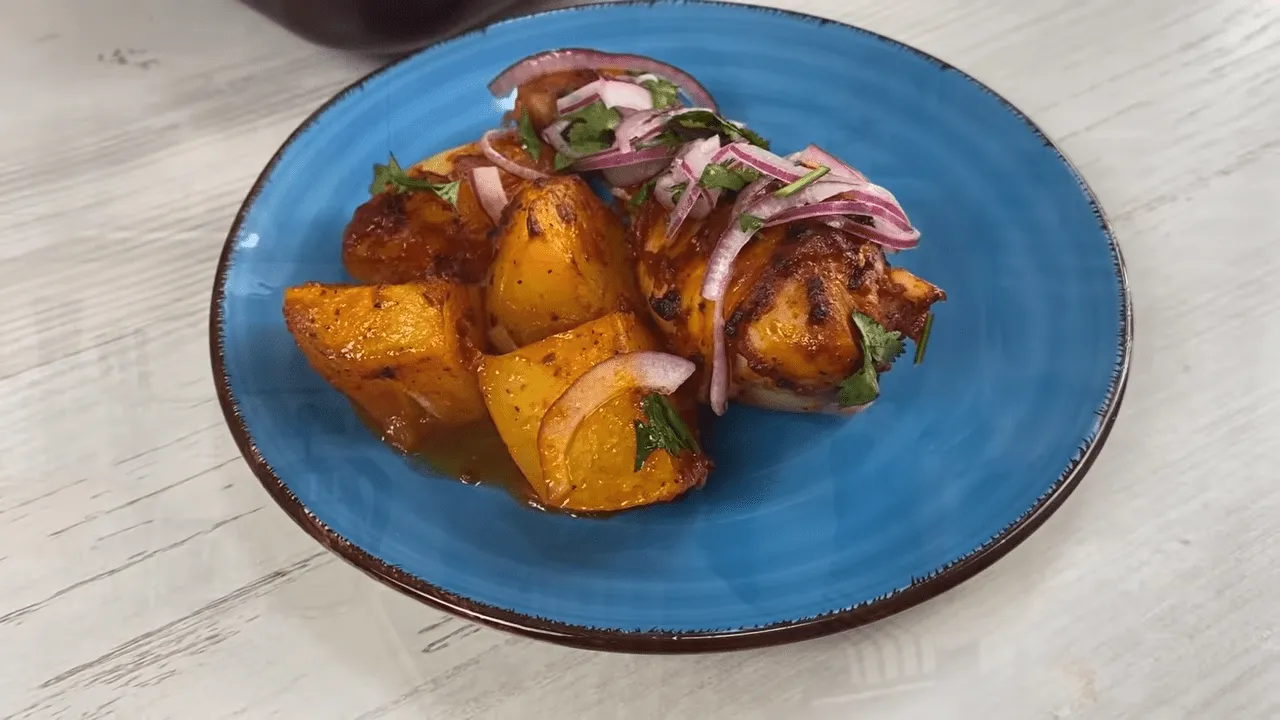 Курица и картофель, запеченные в духовке