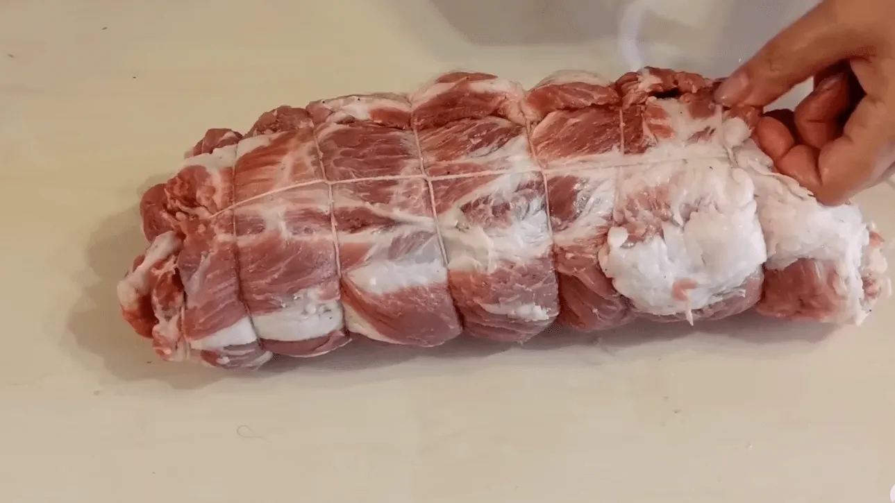 Рецепт нежного и сочного мясного рулета из свинины с начинкой