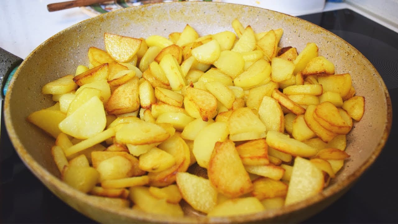 Кулинары поделились рецептом идеального жареного картофеля, который никогда не прилипает к сковороде.