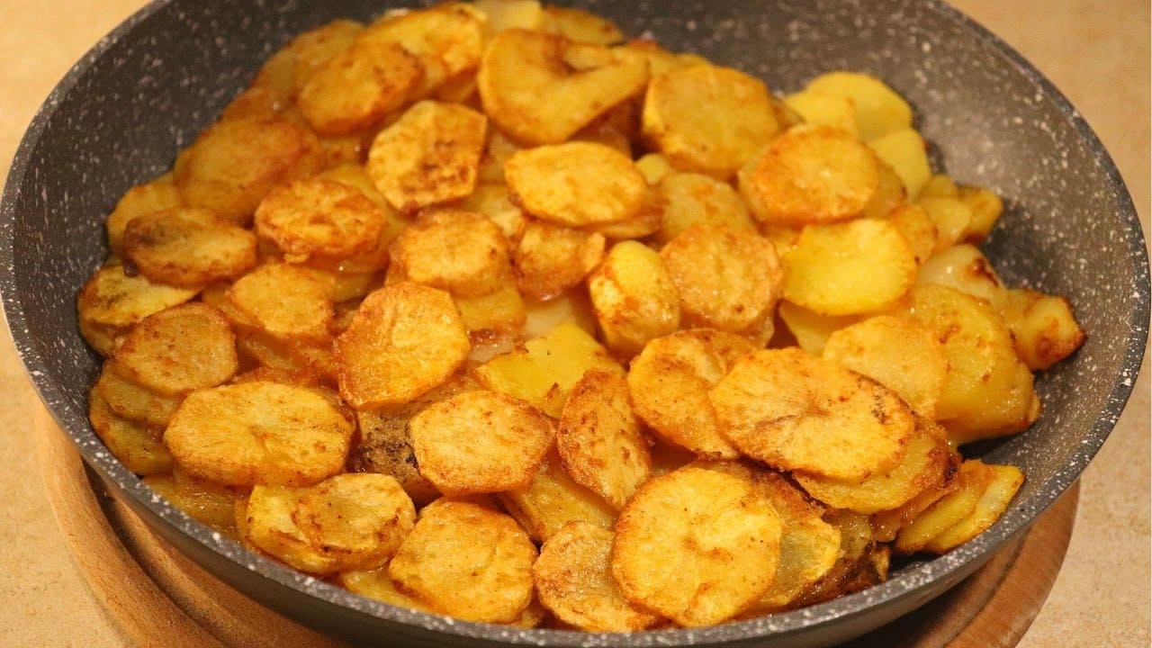 Кулинары поделились рецептом идеального жареного картофеля, который никогда не прилипает к сковороде.