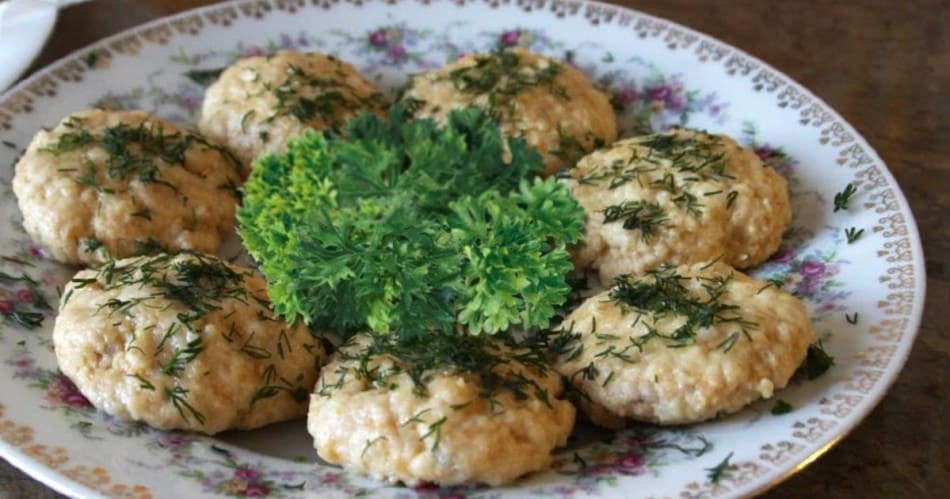 Как вкусно приготовить сочные куриные котлеты на пару с брокколи: рецепт