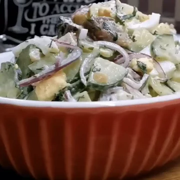 Салат с копченой скумбрией и огурцами