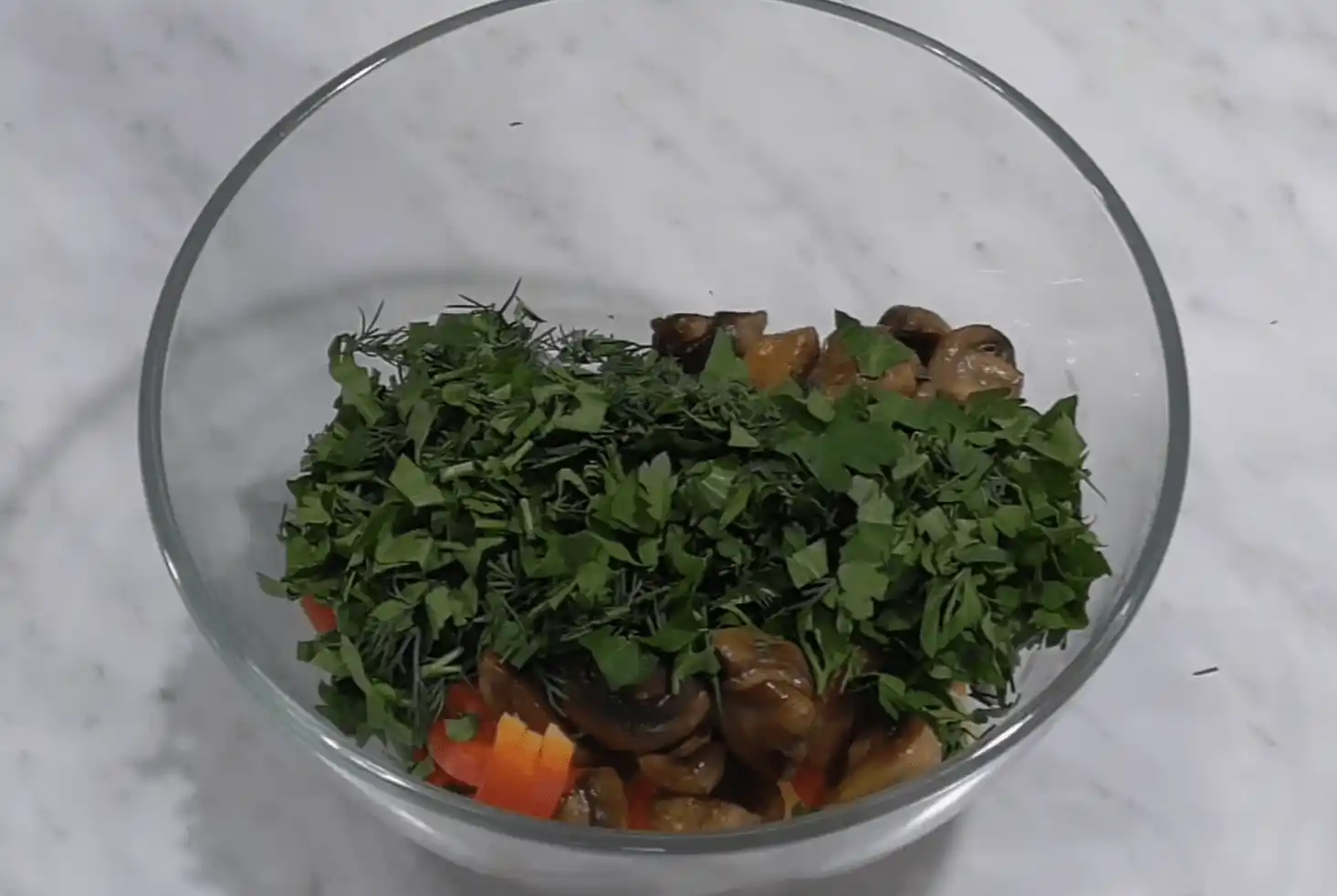 Рецепт вкусного и сочного салата с грибами без майонеза
