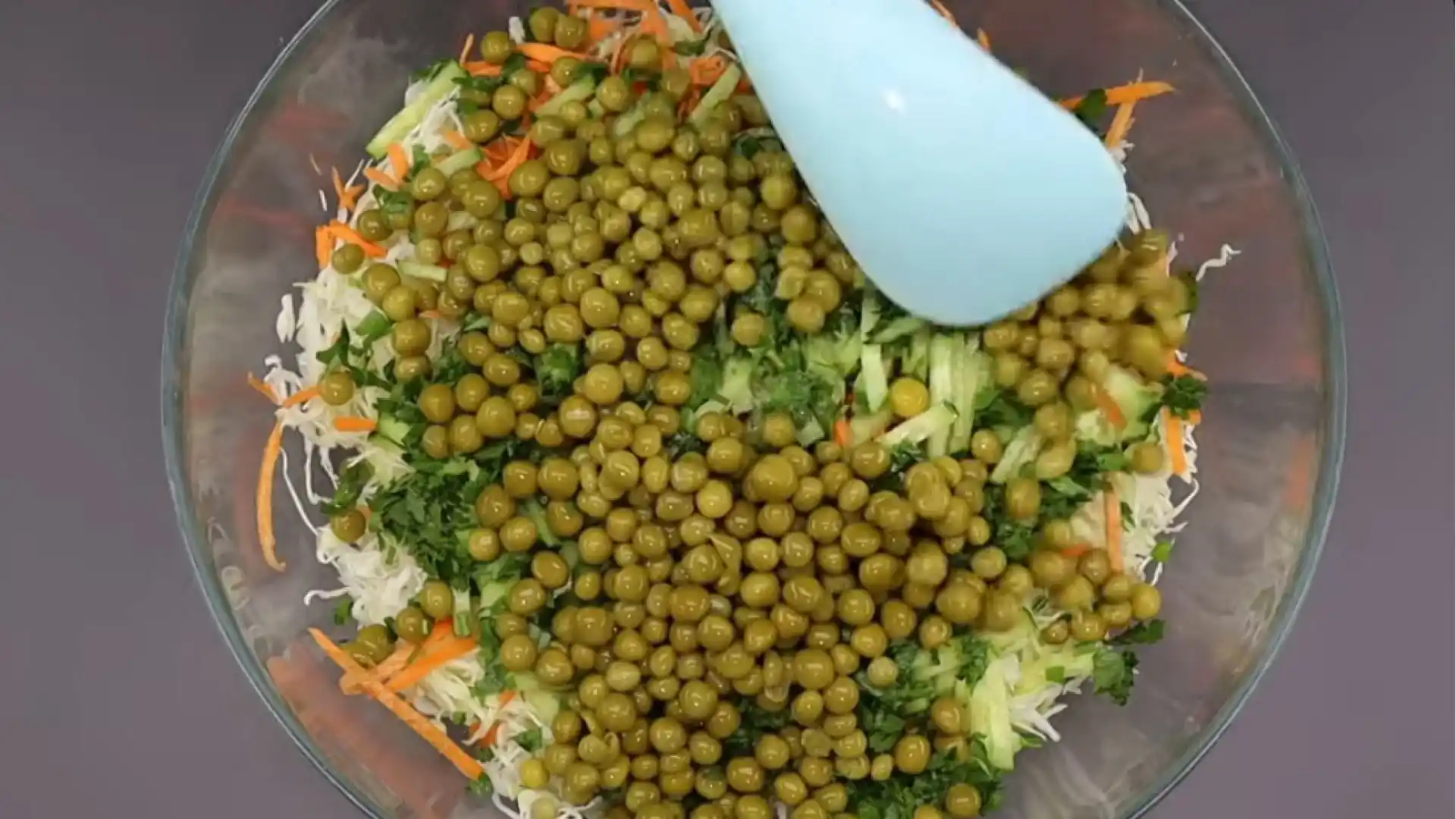 Как приготовить полезный овощной салат с заправкой?