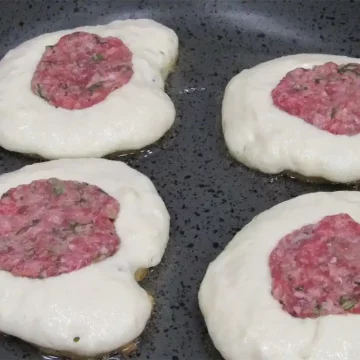 Наливные пирожки с мясным фаршем на сковороде