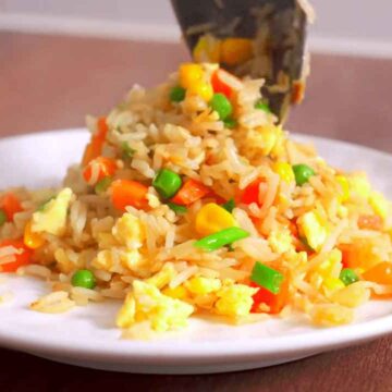 Жареный рис с овощами и яйцами по-китайски