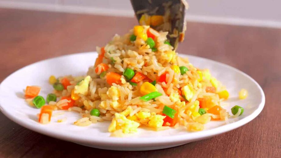 Жареный рис с овощами и яйцами по-китайски